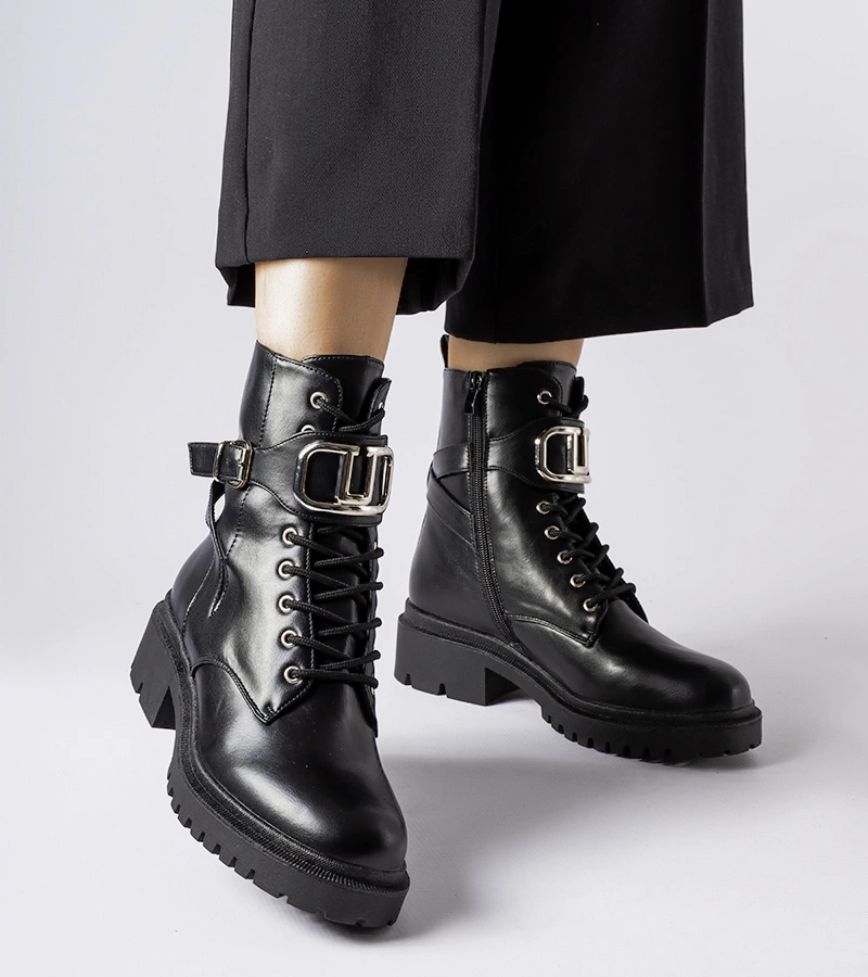 Černé klasické kotníčkové boty s přezkou Capistrano