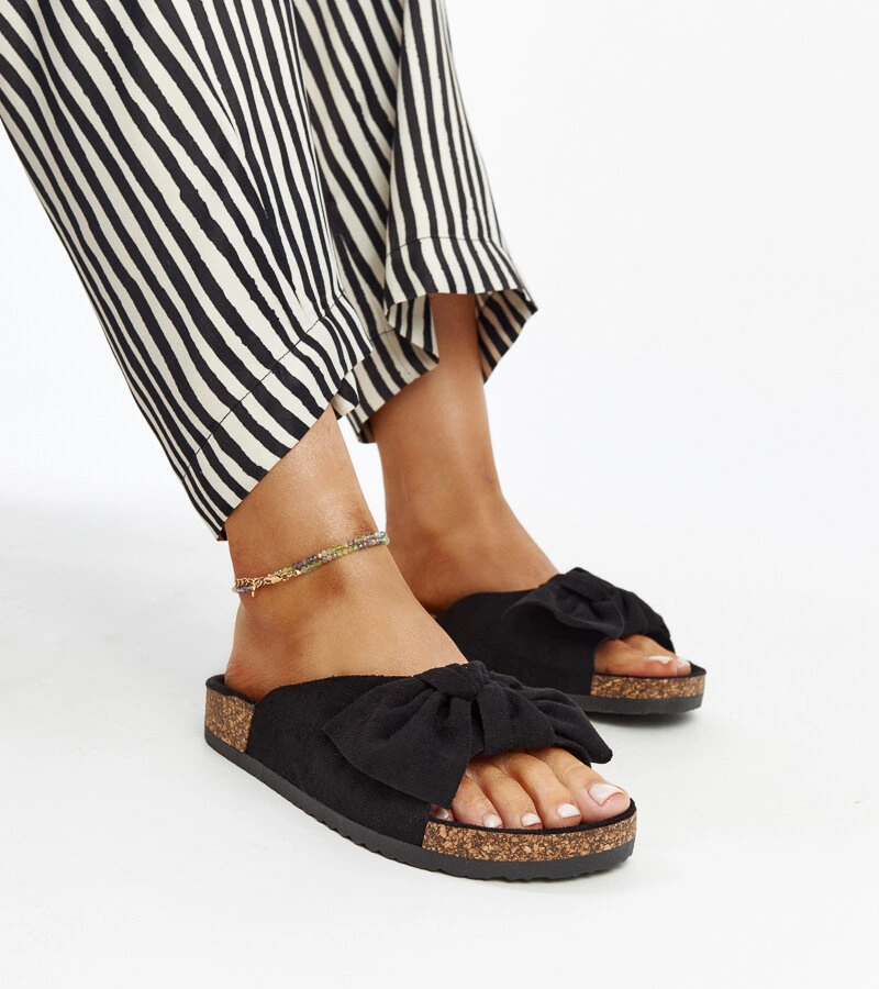 Černé pantofle na korkové podrážce Aamu