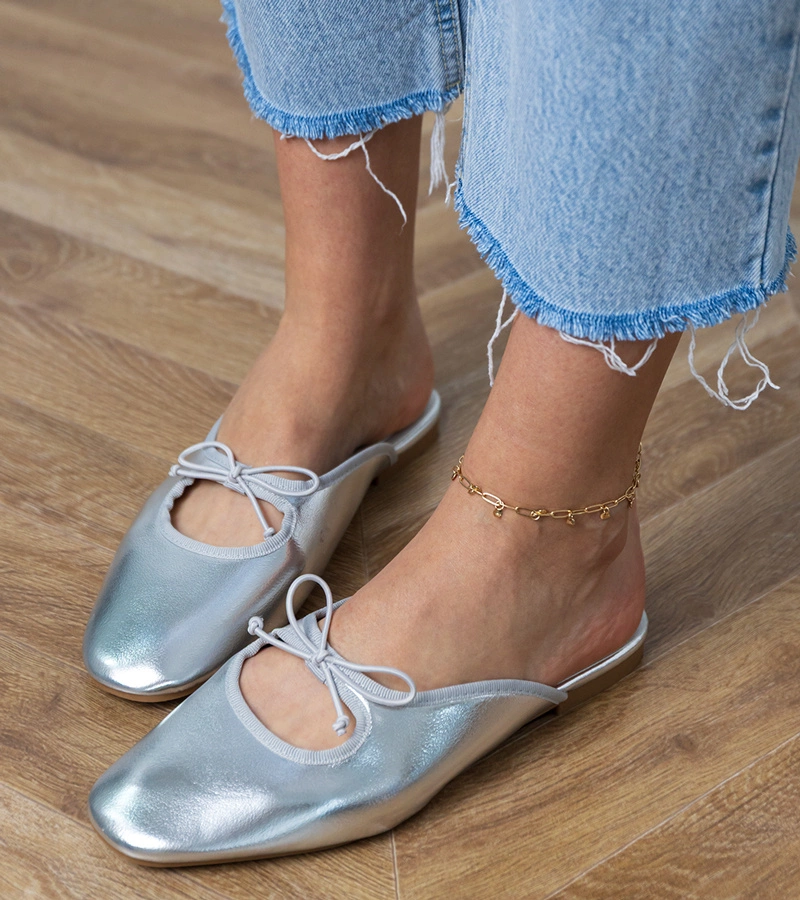 Stříbrné pantofle s plochou podrážkou Matila