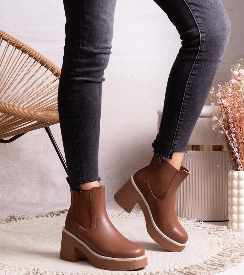 Brunetové boty na sloupku Lidea