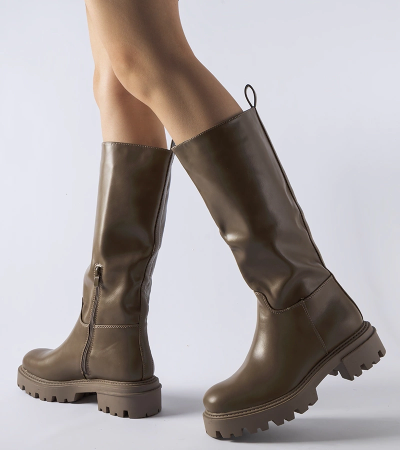 Hnědé izolované ploché kozačky Meana