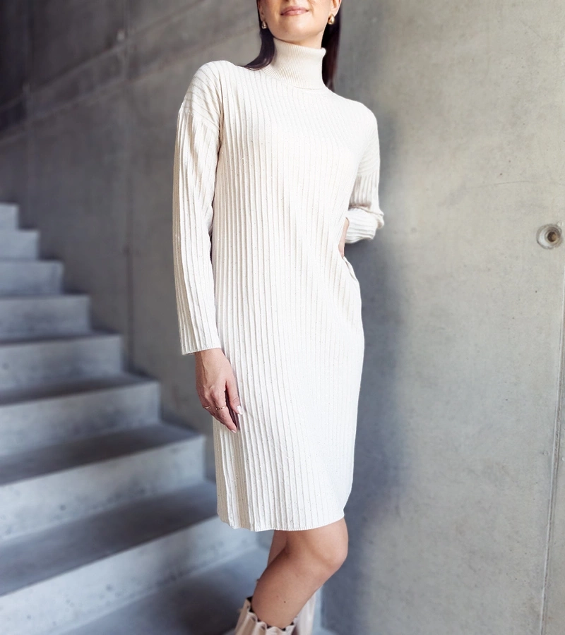 Beige midi šaty s leskem a rolákem Kusama.