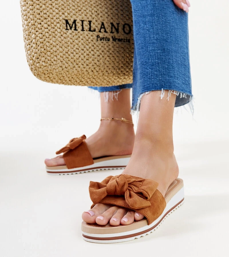 Hnědé sandály na nízkém podpatku od Mikhaila