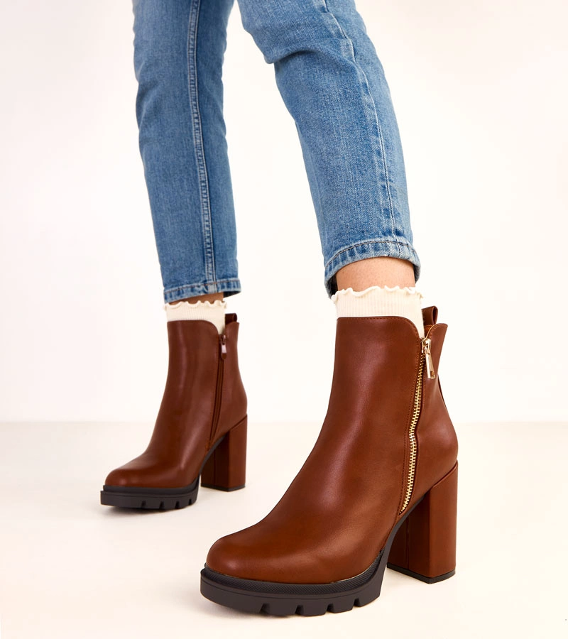 Hnědé kotníkové boty na podpatku Kage