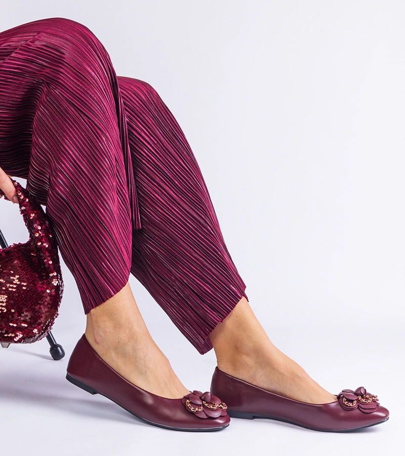 Bordové baleríny zdobené květinkou America