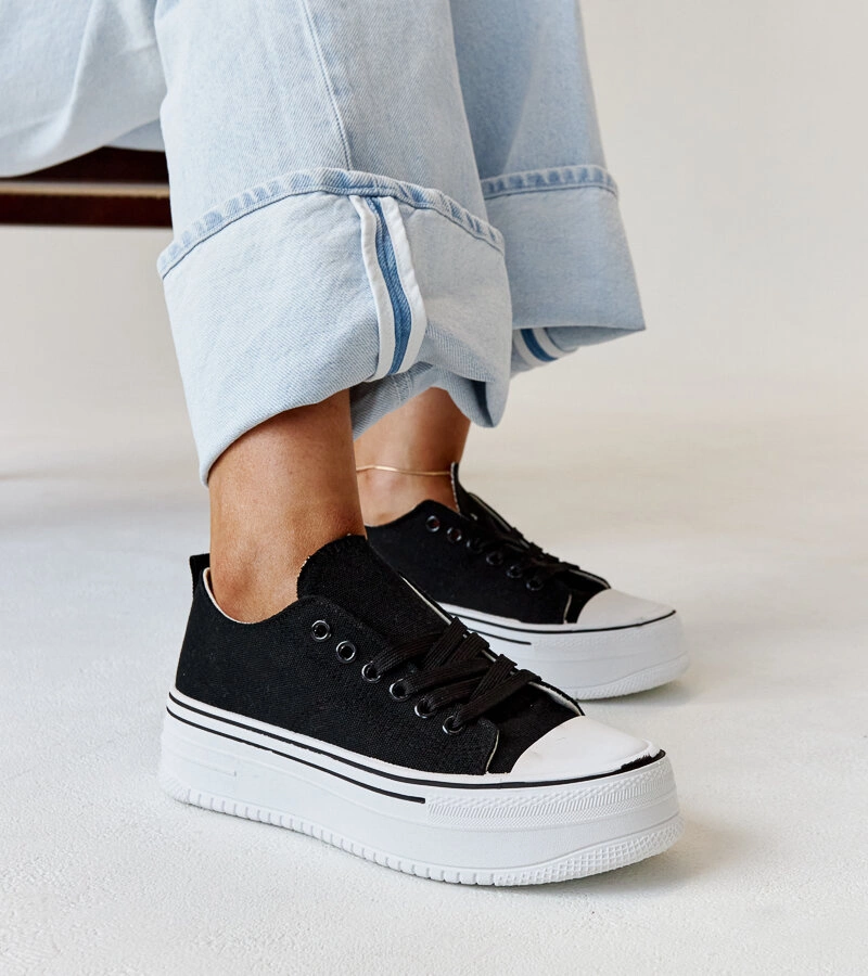 Černé tenisky na tlusté podrážce Bahira