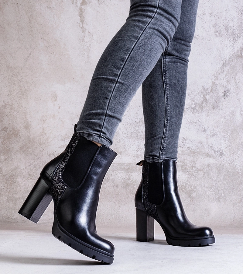 Černé lesklé boty na podpatku Lera.
