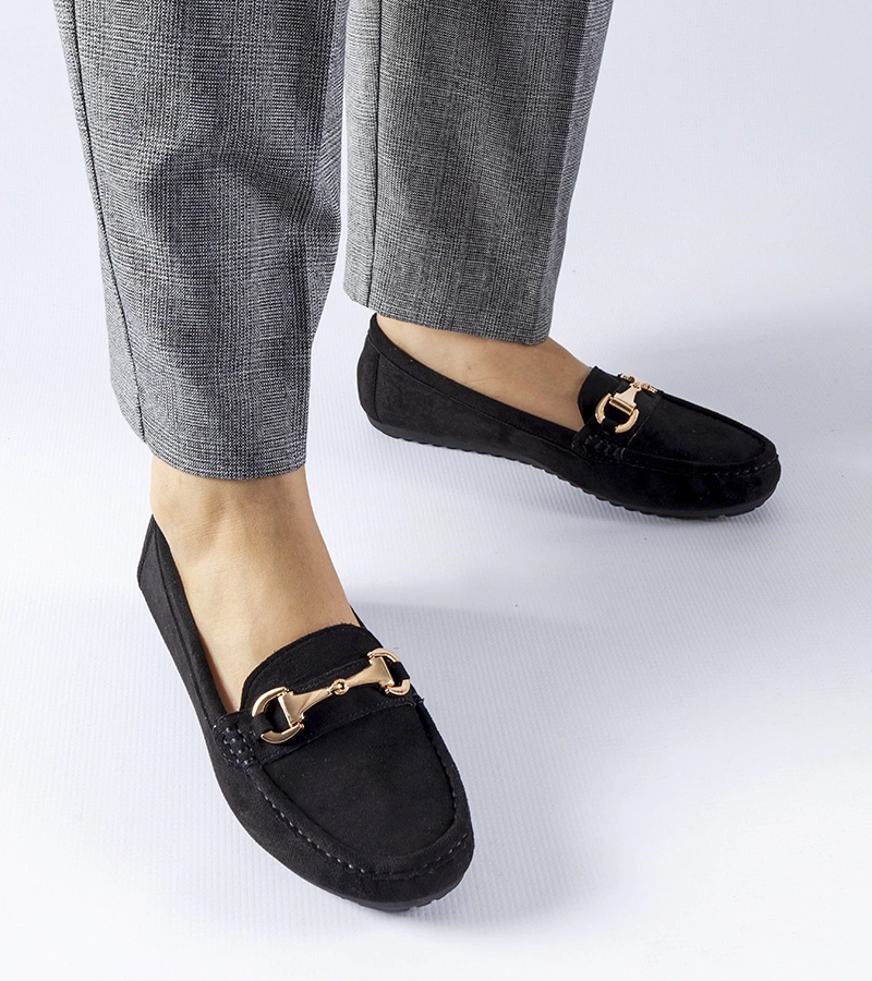 Černé mokasíny zdobené přezkou Fernanda