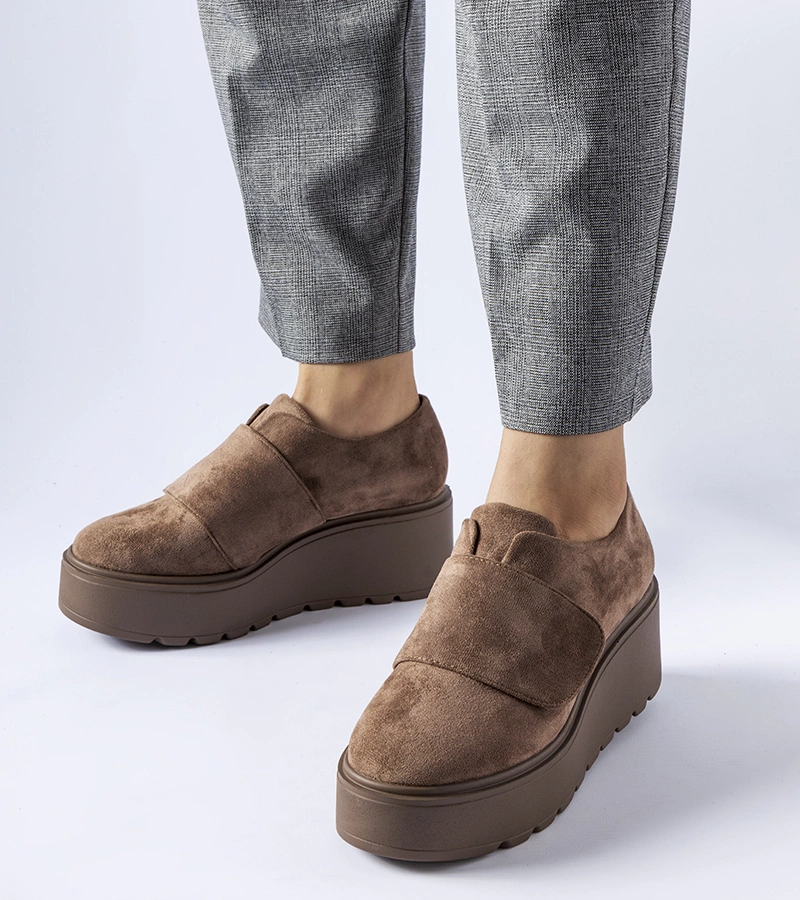 Hnědé polobotky na platformě Pallet.