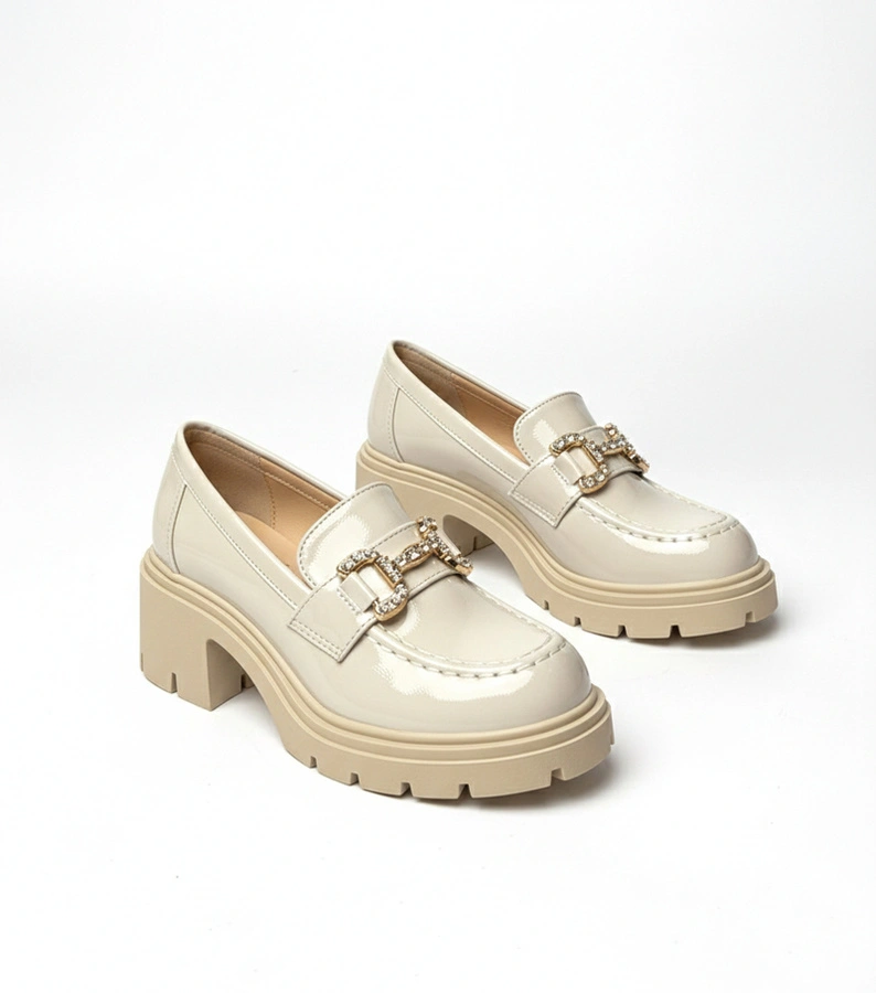 Béžové lakované mokasíny na podpatku s kamínky Paola