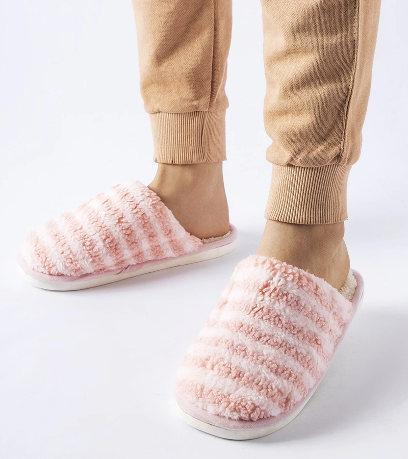 Růžové teplé pantofle se pruhy Agira