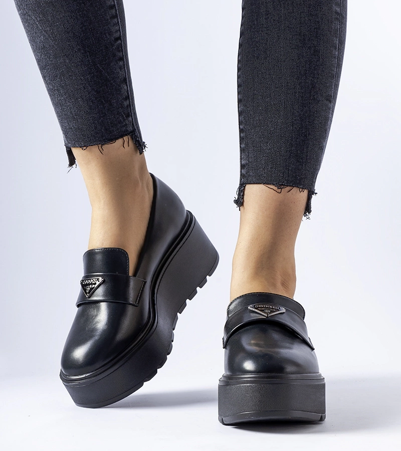 Černé mokasíny na platformě Monra