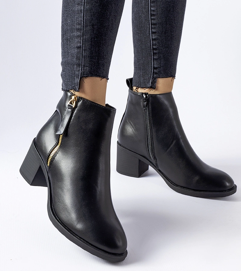 Černé klasické kotníčkové boty na nízkém podpatku Ivano