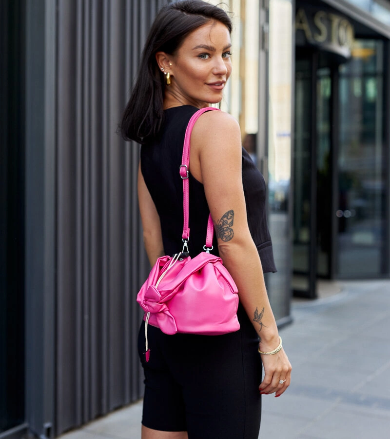 Tmavě růžová malá kabelka typu "pytel" Aamala