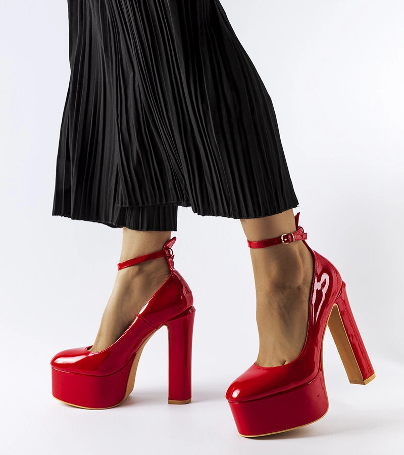 Červené lakované lodičky na vysokém jehlovém podpatku Colle