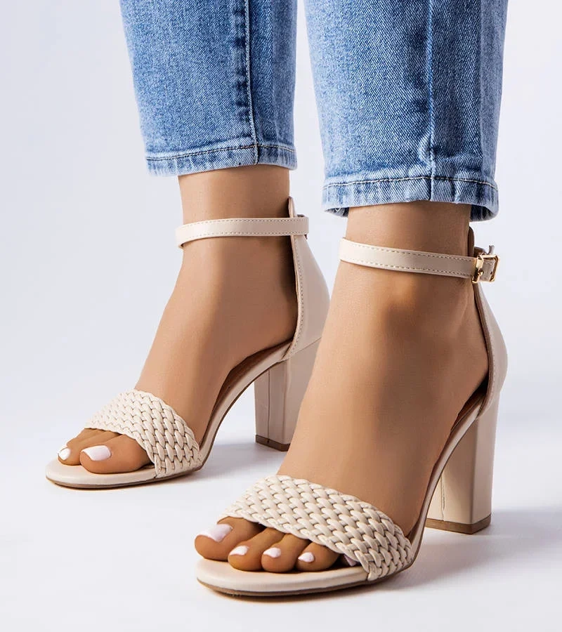 Béžové pletené sandály na jehlovém podpatku Oliveirinhas