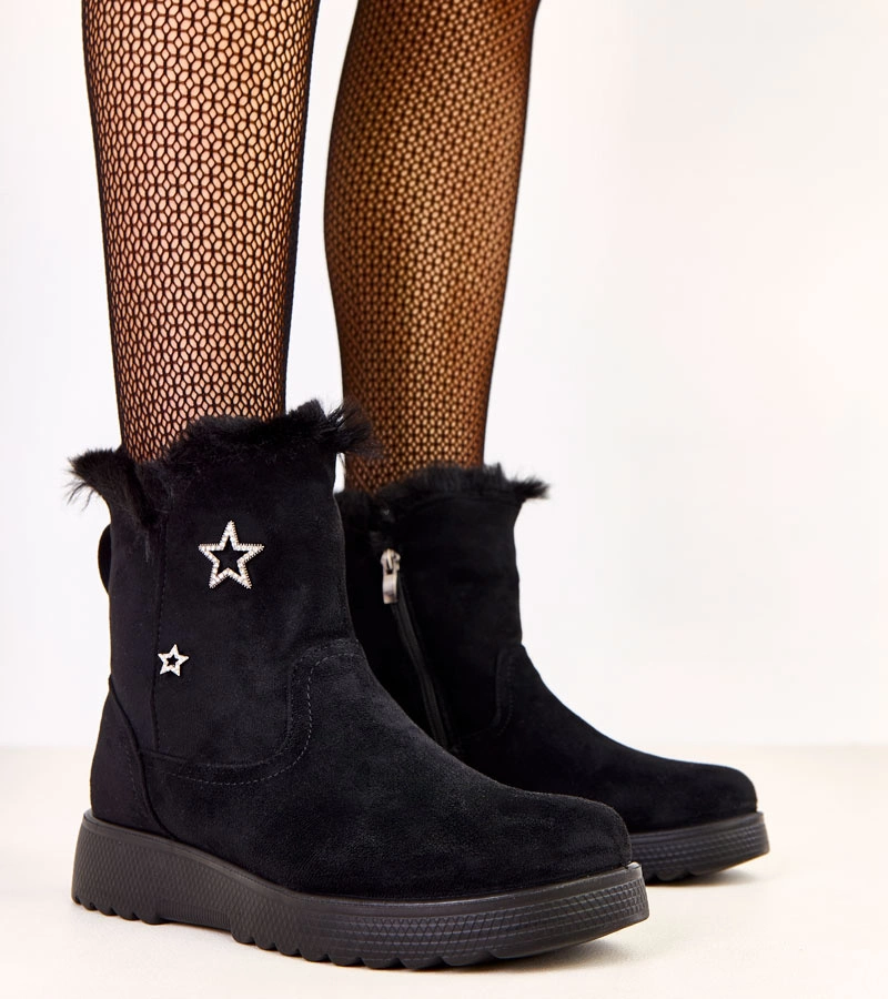 Černé zateplené kotníkové boty zdobené hvězdami Mensley