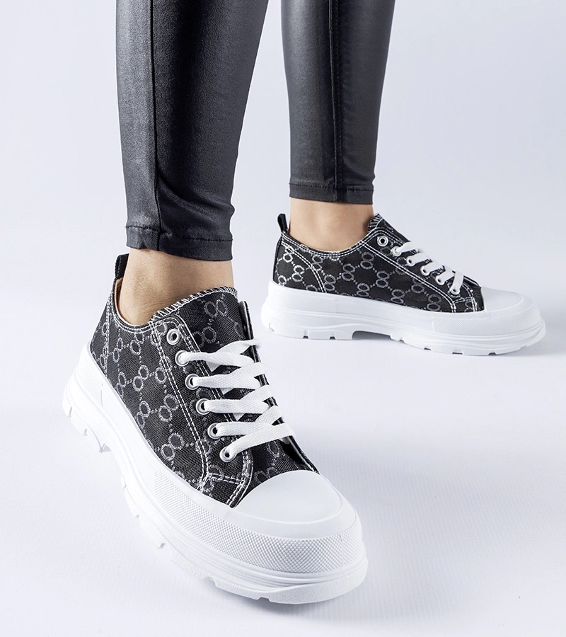 Černé tenisky zdobené monogramem Antonella