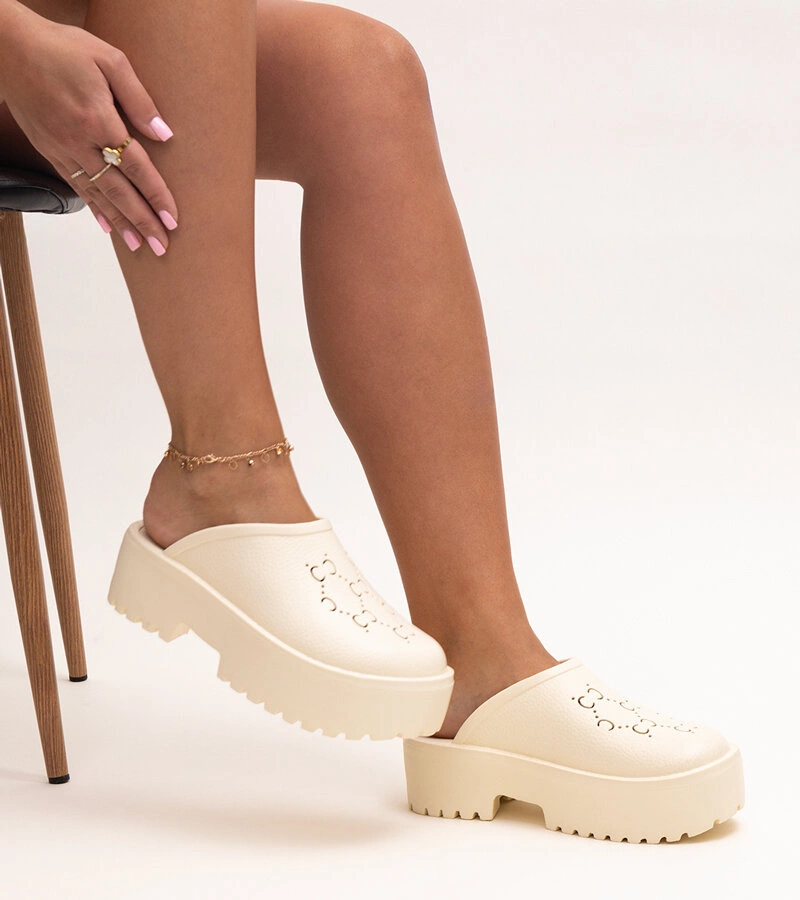 Světle béžové pantofle typu "dřeváky" Keirana