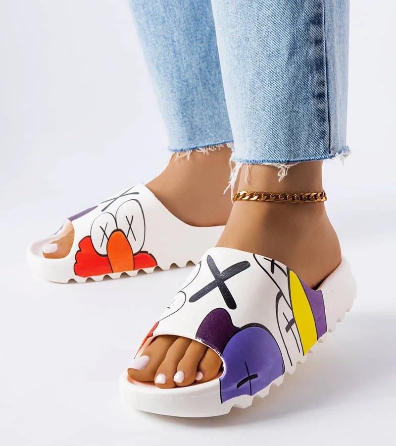 Bílé žabky s potiskem běhounu a Lindale