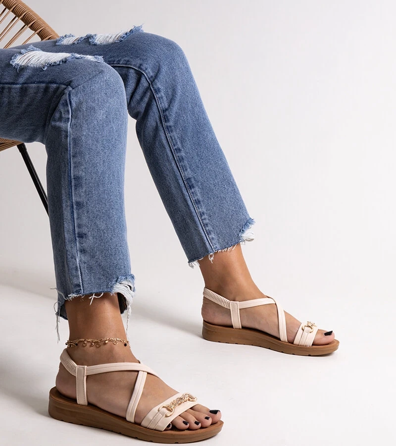 Bežové sandály se zlatou přezkou Pamphila