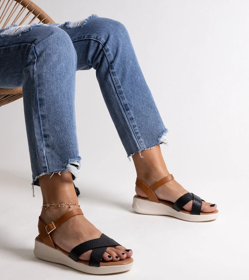 Černo-hnědé sandály na nízkém klínku Hakima