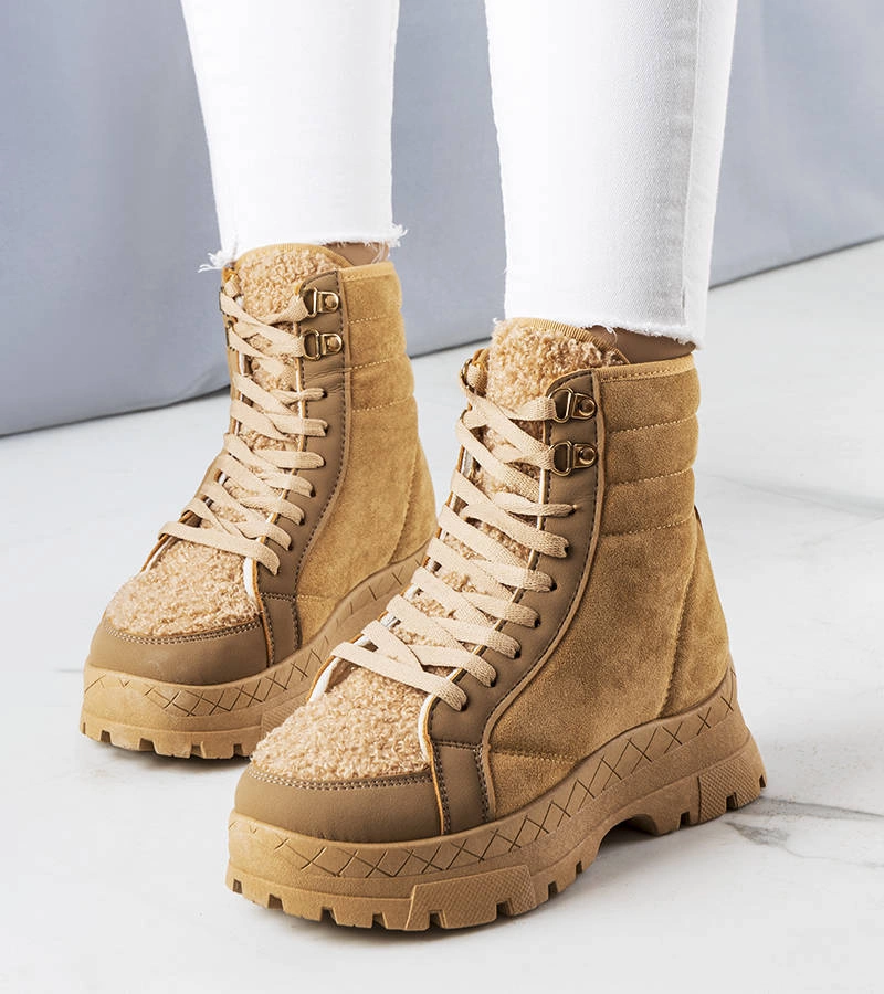 Hnědý izolovaný boty Isaias