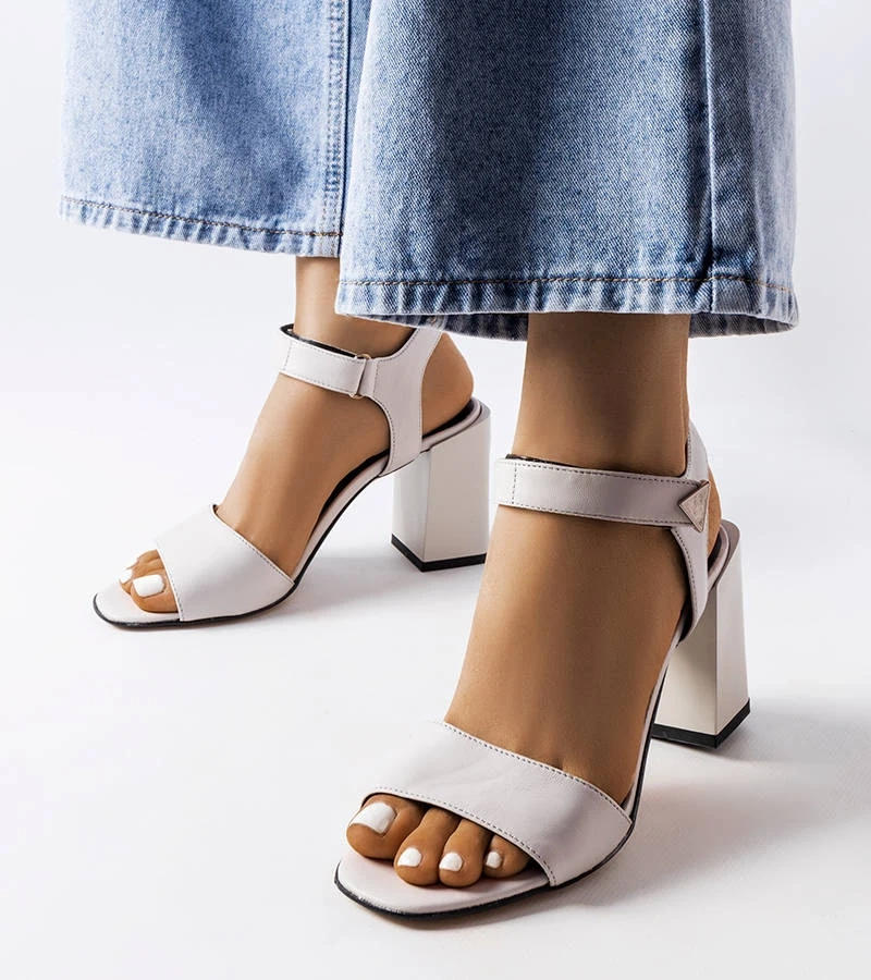 Šedé sandály na nízkém jehlovém podpatku KARINO