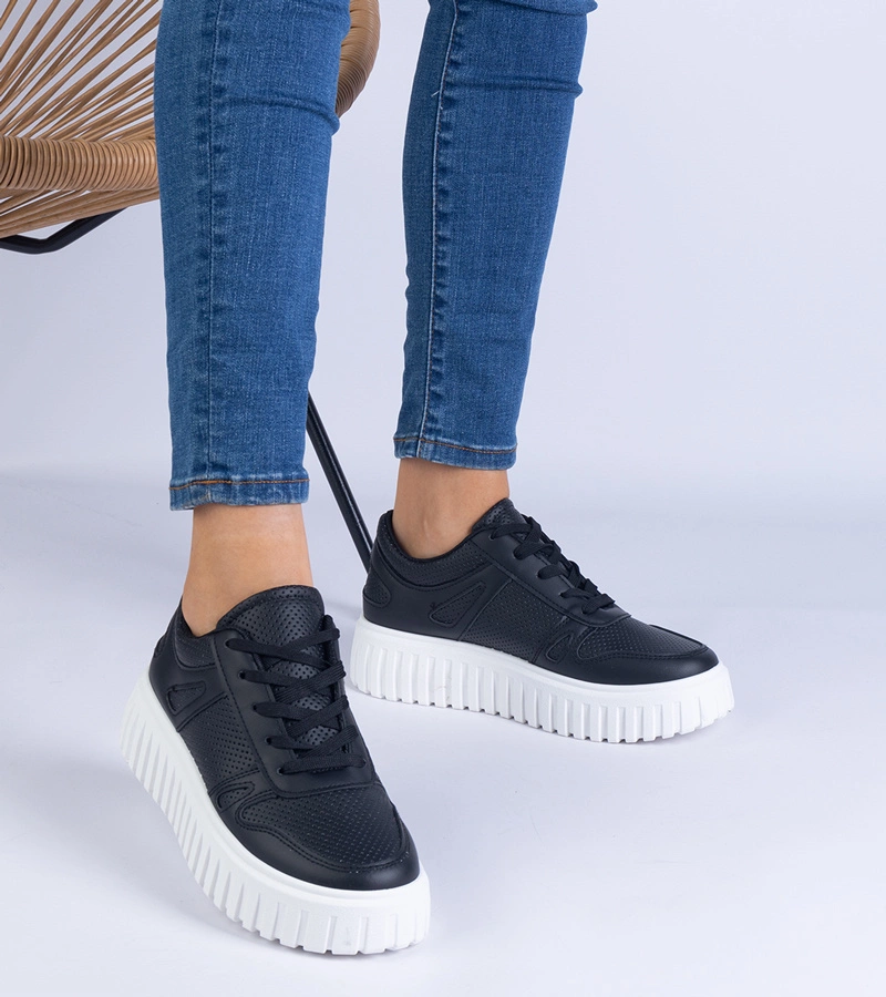 Černé děrované tenisky na masivní podrážce Lusinda