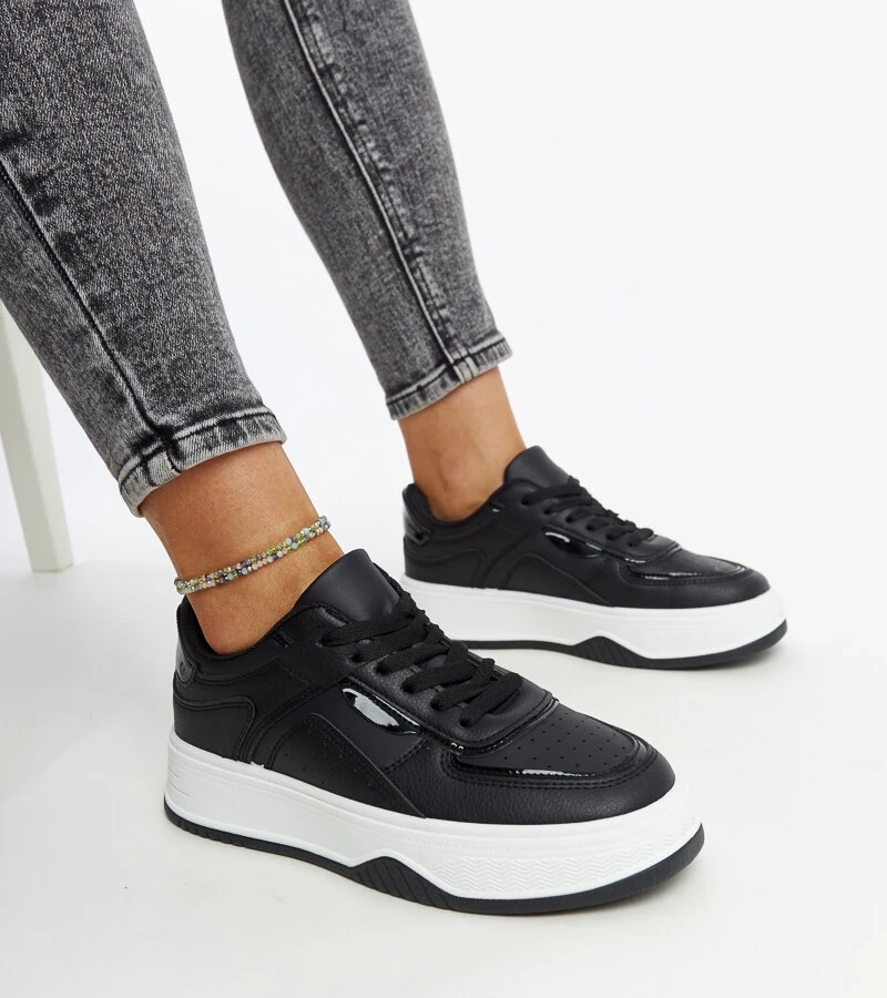 Černé tenisky na silnější podrážce Intisa