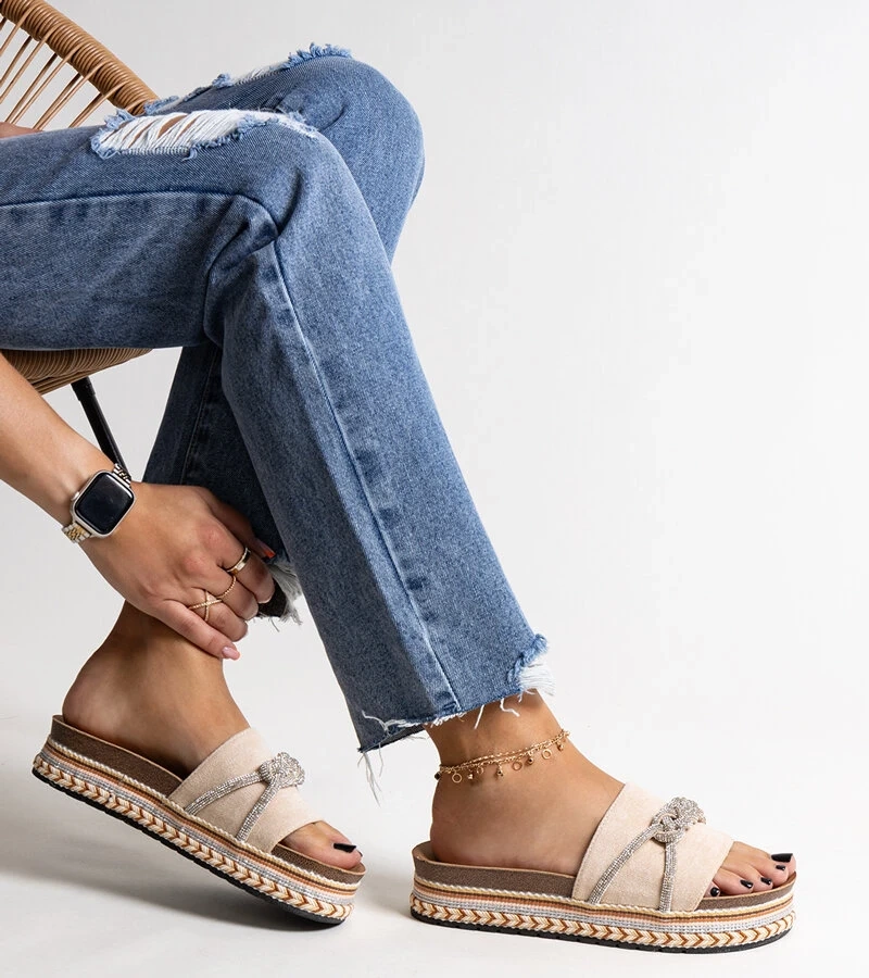 Bežové pantofle zdobené křišťály od Kamiliana