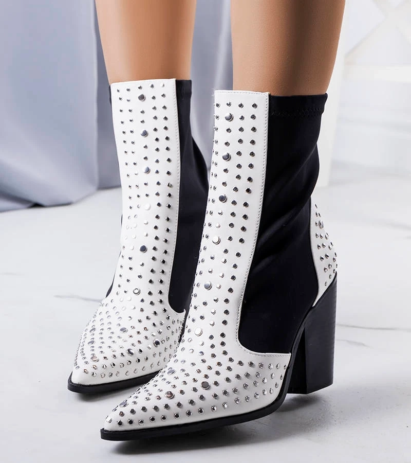 Bílé boty zdobené cvočky Orazi