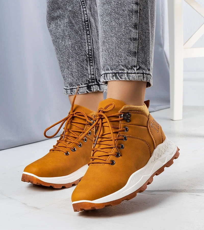 Hnědé zateplené dámské traperské boty od Adleri