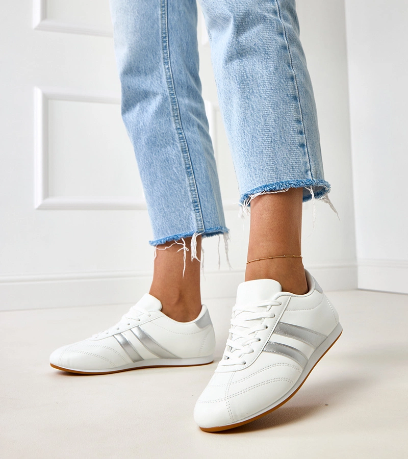 Bílé tenisky se stříbrným prvkem Mydland