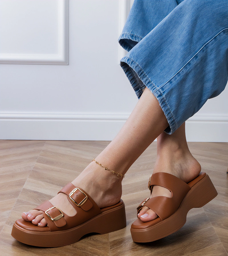 Hnědé pantofle s přezkami na páscích Wollis