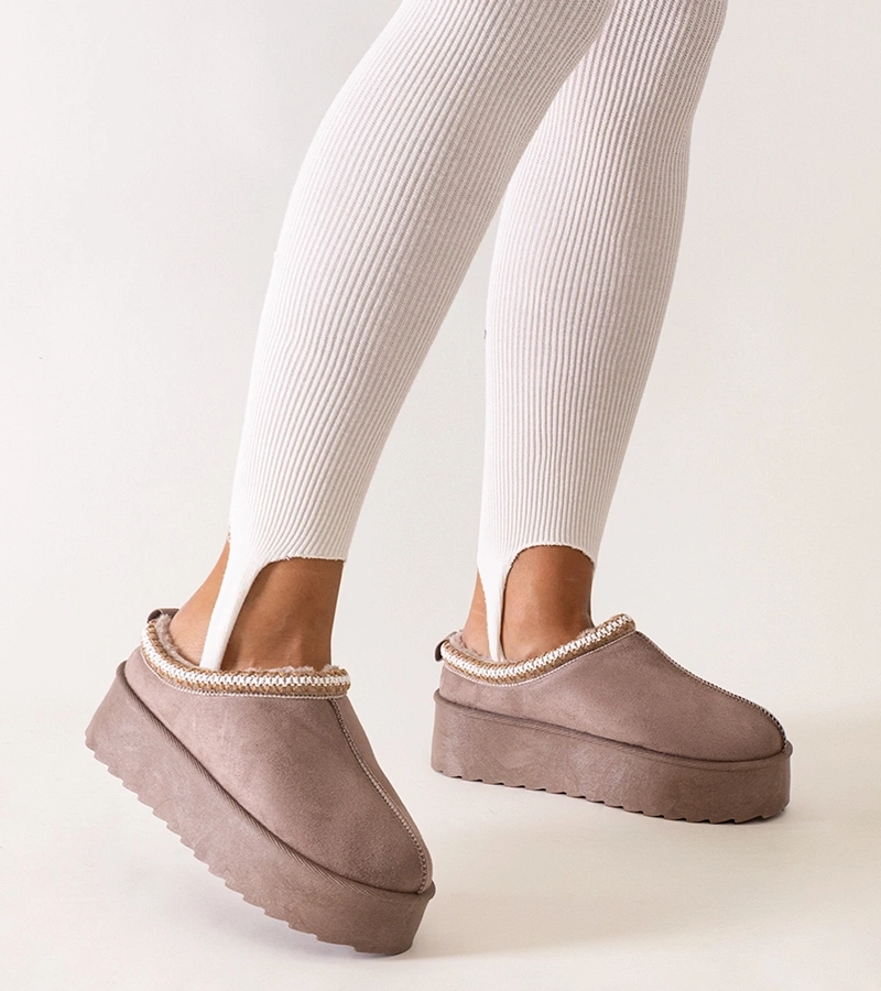 Světle béžové pantofle zdobené výšivkou na vysoké platformě Luanela