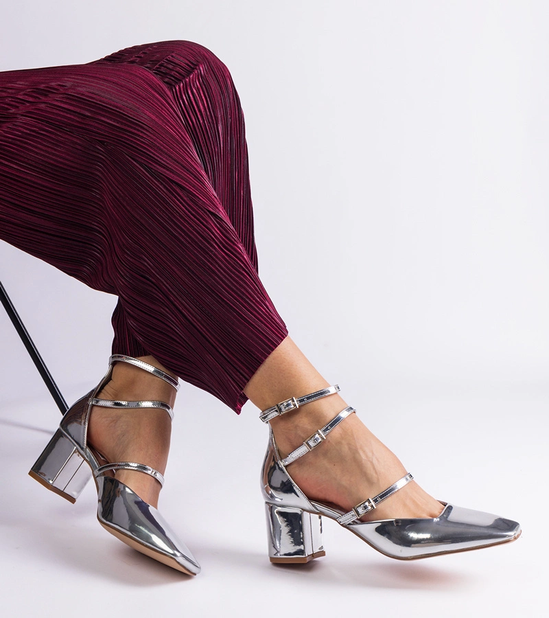 Stříbrné lakované lodičky na podpatku s přezkami Kamola