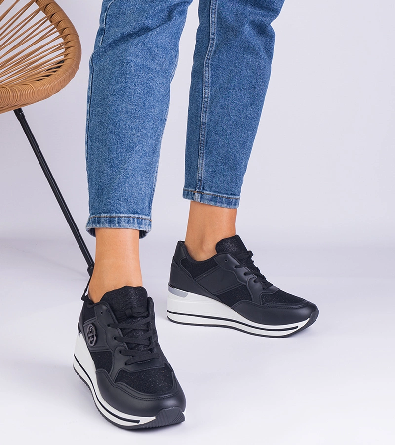 Černé dámské tenisky zdobené metalickou vsadkou Eralda