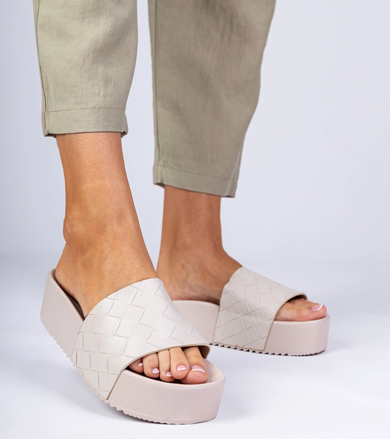 Béžové pantofle s ražbou Kelisa