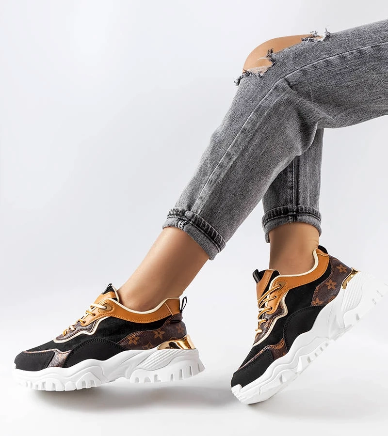 Černé tenisky na nepravidelné podrážce od společnosti Alta