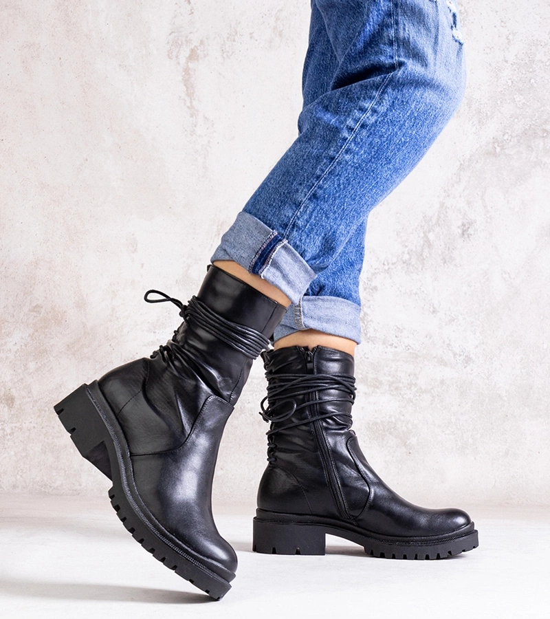 Černé boty na podpatku z eko kůže Sahera.