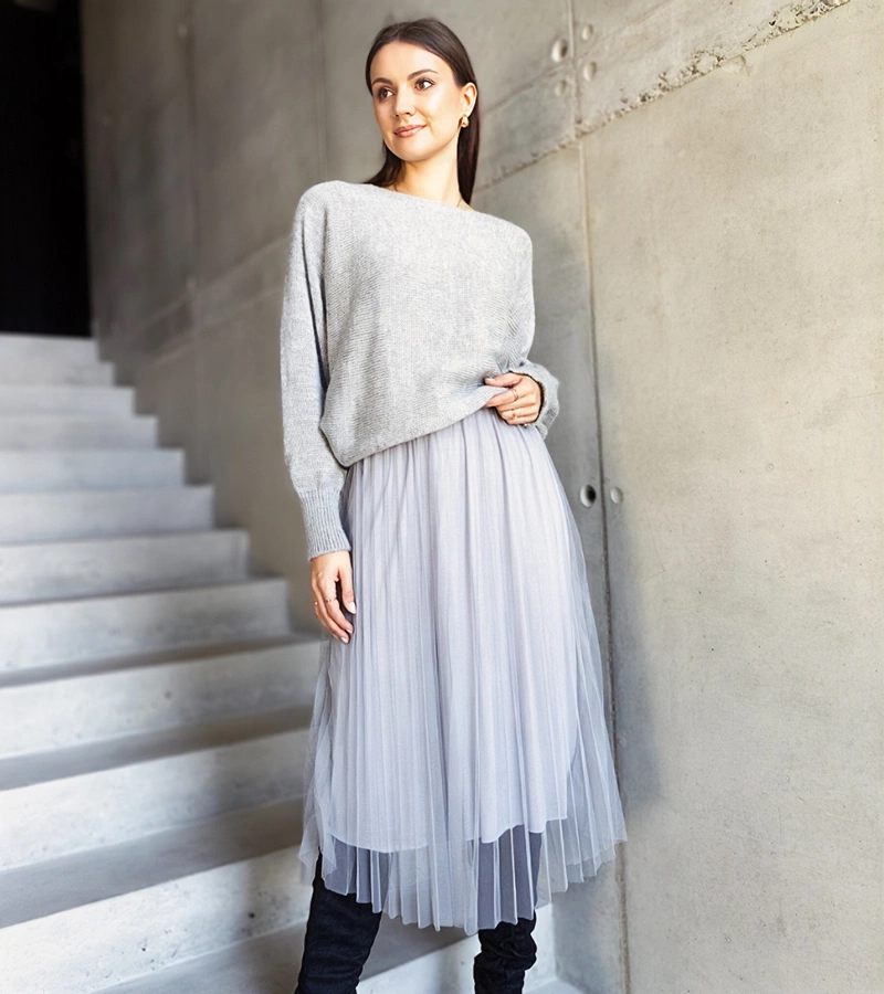 Szedý komplet svetr a šaty z tylu Sorenla.