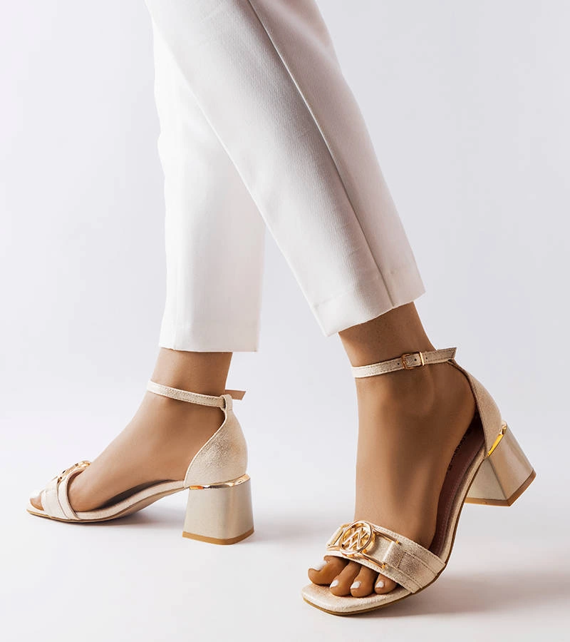 Zlaté sandály Helmi na nízkém jehlovém podpatku