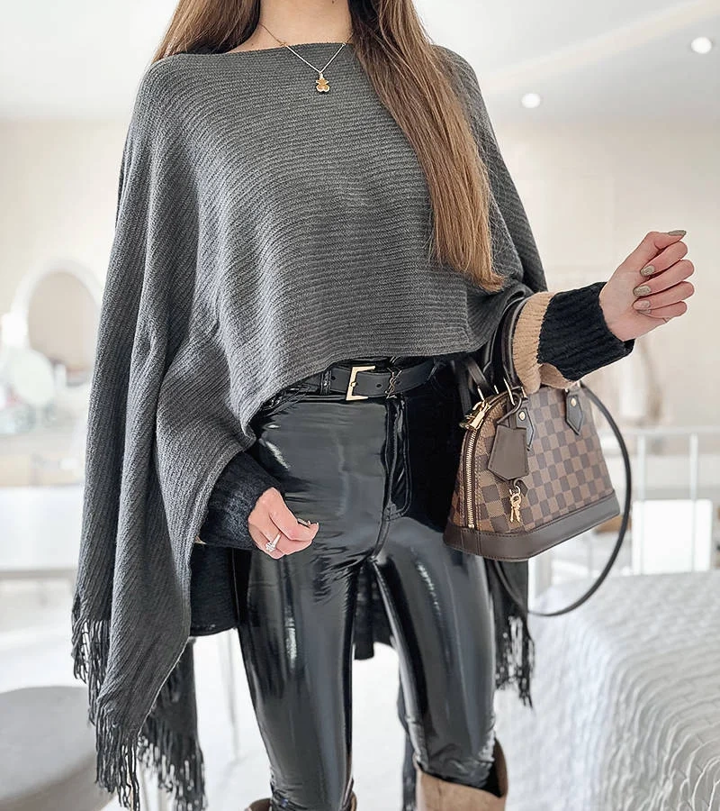 Šedý přehoz s třásněmi od společnosti Colter