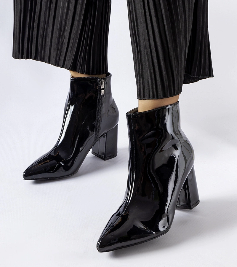 Černé lakované kotníkové boty na sloupku Usinaya