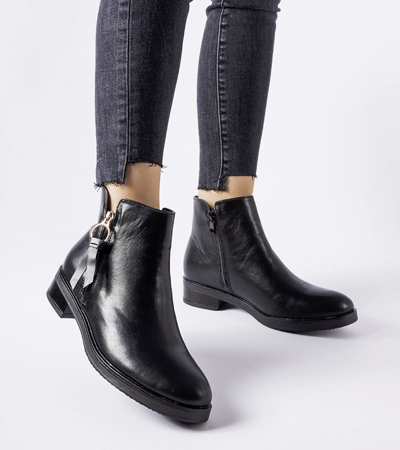 Černé izolované klasické botky Corciano