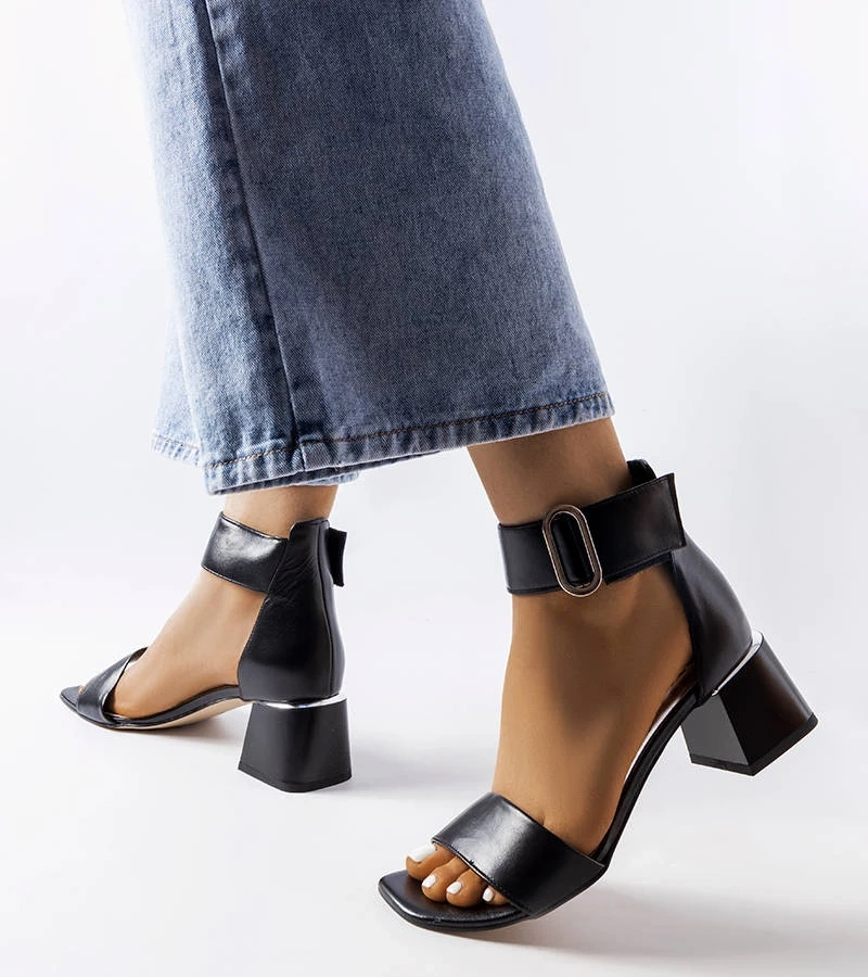 Černé sandály na nízkém jehlovém podpatku od KARINO