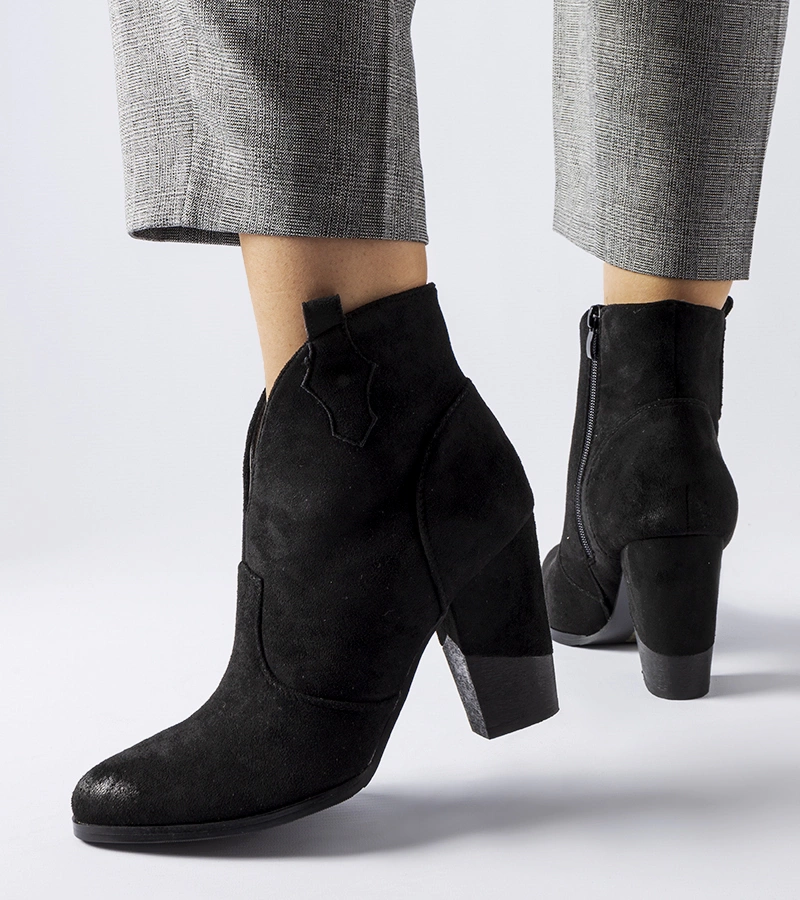 Černé vyřezávané zateplené kovbojky Brunilde