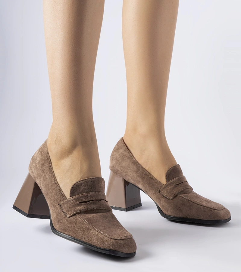 Hnědé lakované lodičky na podpatku Mill.