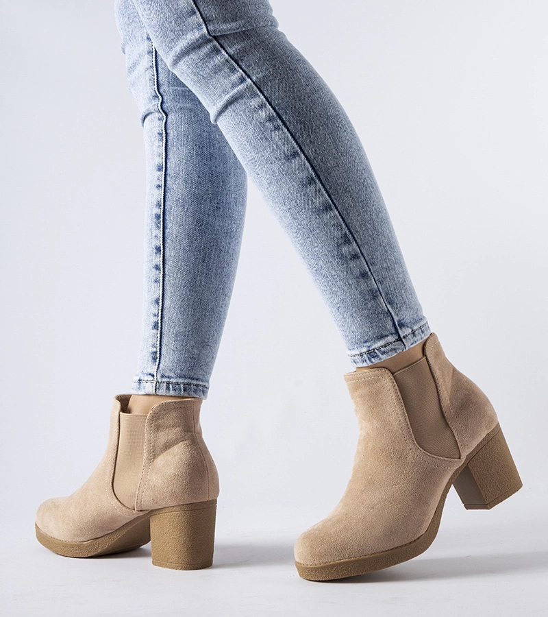 Tmavě béžové kozačky na podpatku Trevano